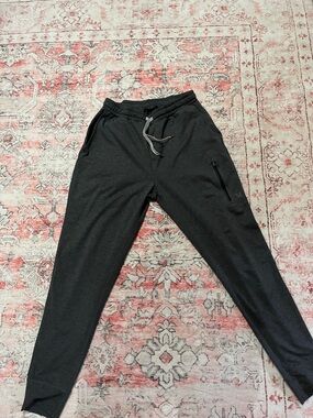 Men's gray Vuori Sunday Performance Jogger Pants